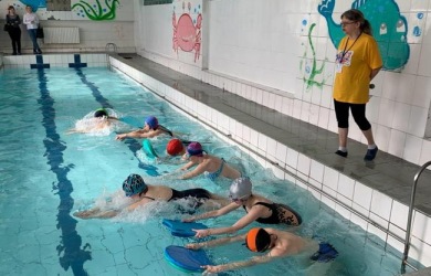 Показательные выступления по плаванию молодых людей и школьников с инвалидностью провела АРДИ СВЕТ.